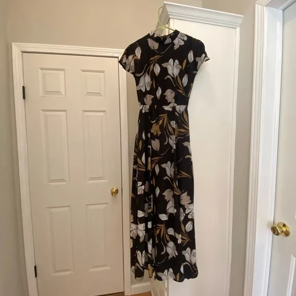Chic Black Floral Maxi Dress - Picture 3 of 6